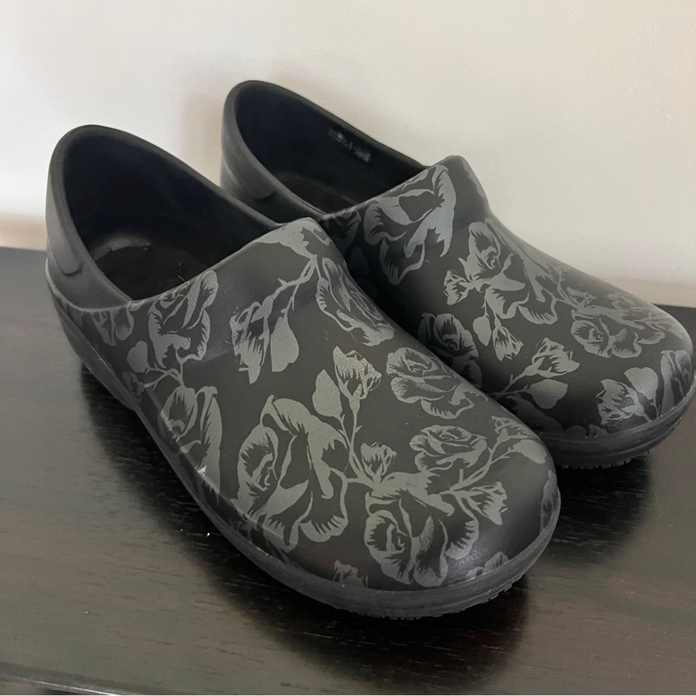 Crocs Women's Neria Graphic Clog Black Metallic Rose Size 6W